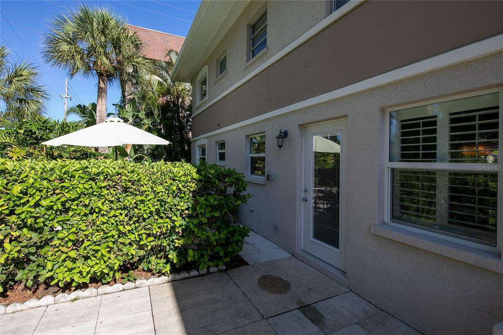 Property Photo:  521 W Venice Avenue 27  FL 34285 