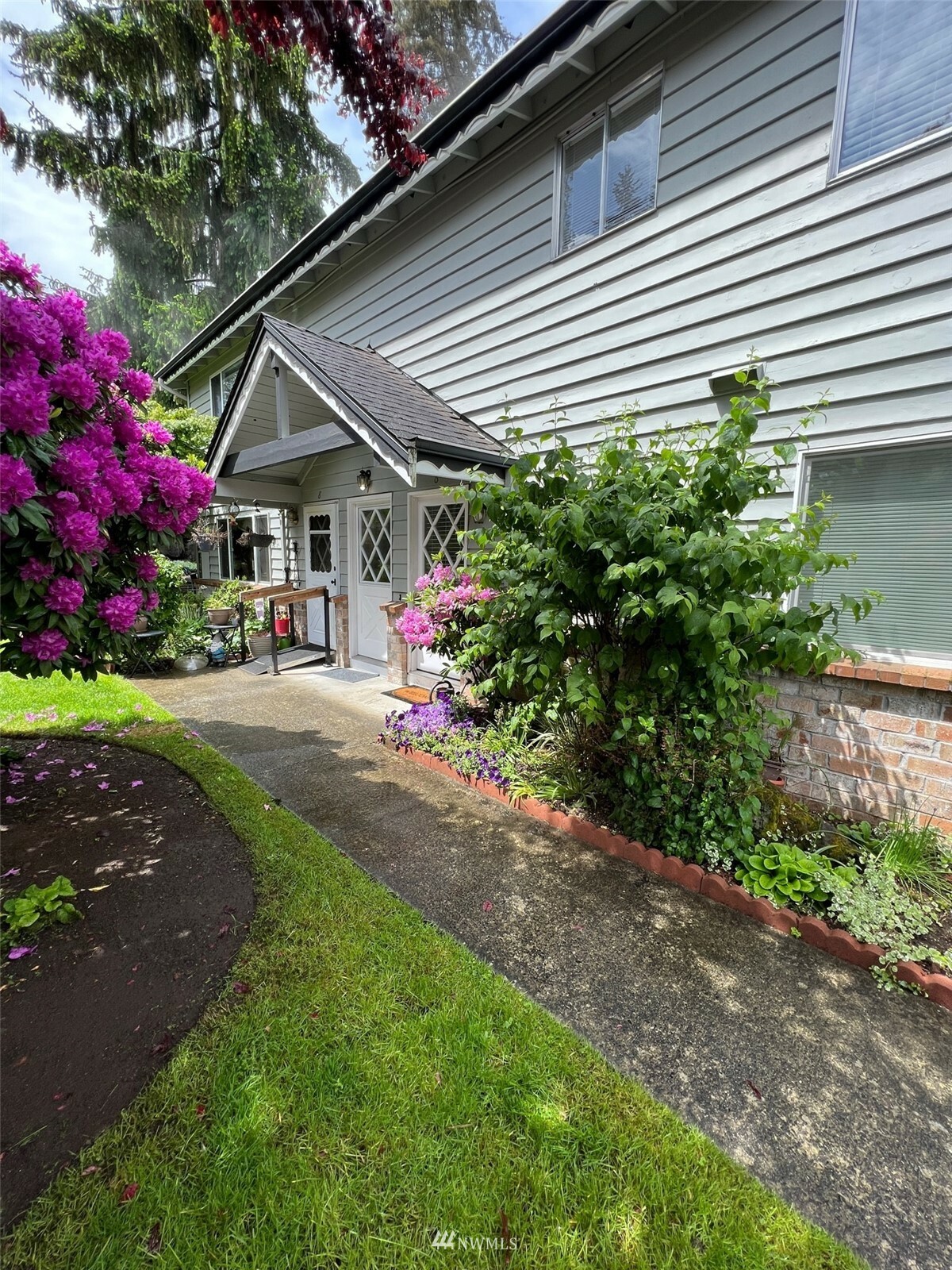 Property Photo:  7909 218th Street SW 6  WA 98026 