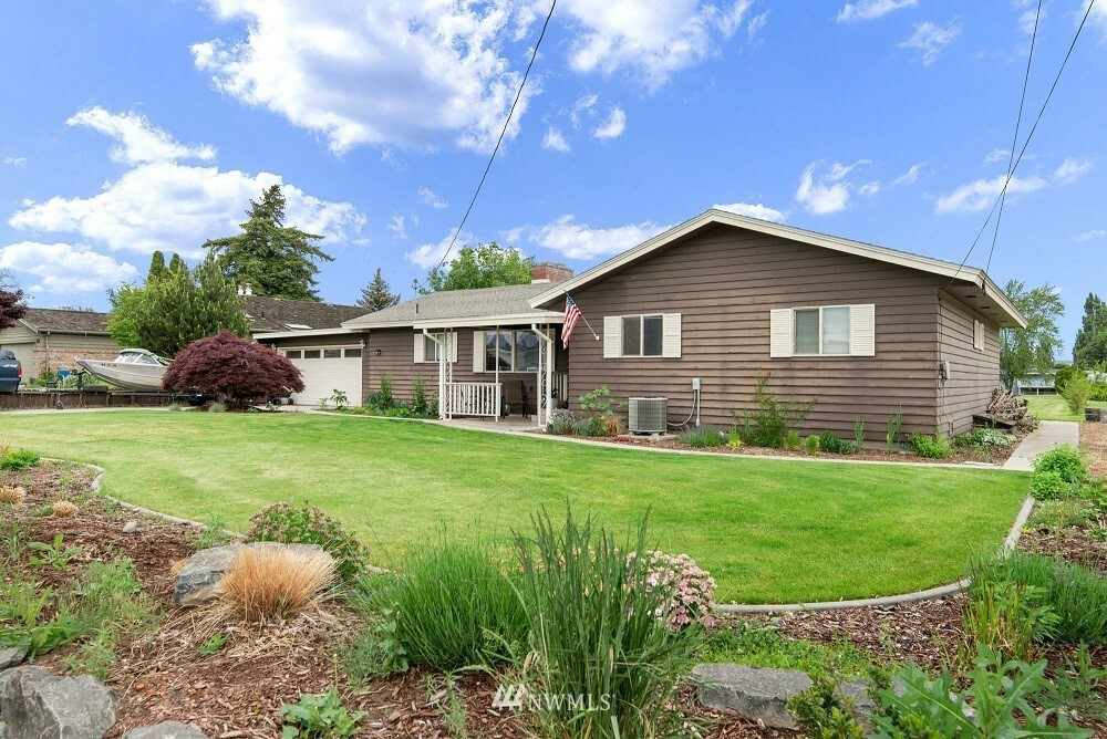 Property Photo:  800 NW Canterbury Road  WA 98851 