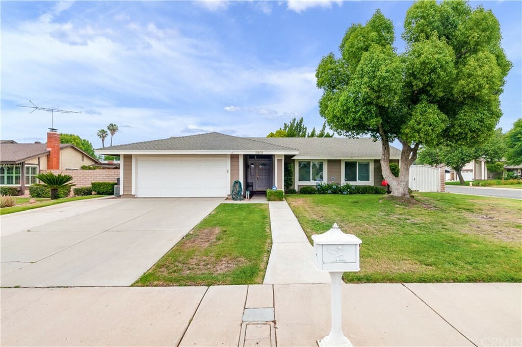 Property Photo:  9809 Calle Esplanade  CA 92503 