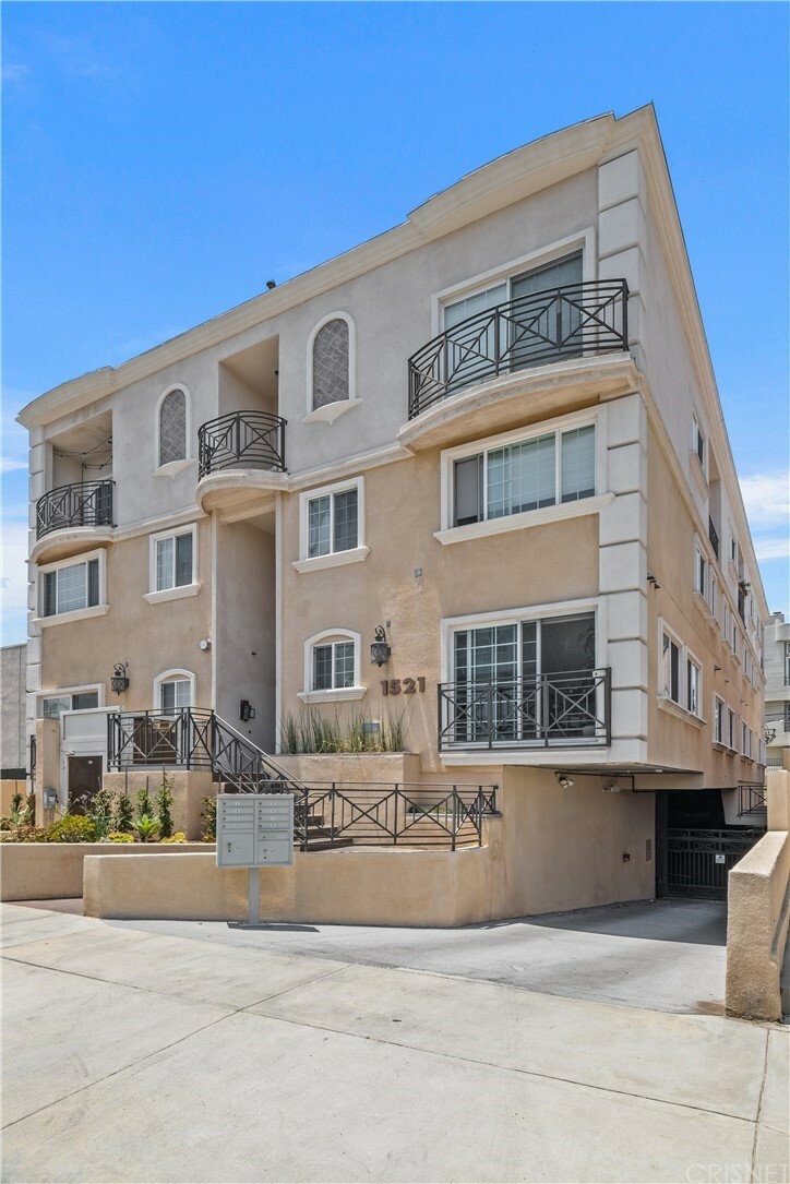 Property Photo:  1521 S Hayworth Avenue 102  CA 90035 