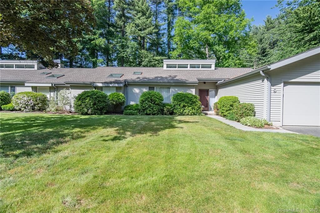 Property Photo: 9 Acorn Glen 9 CT 06001