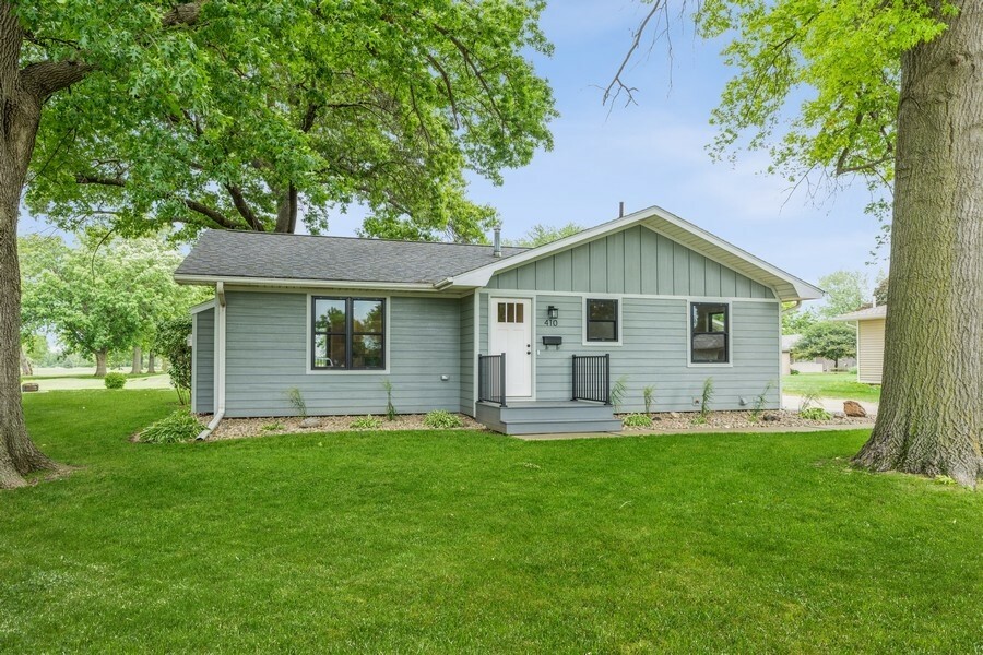 Property Photo:  410 Elm Street  IA 50219 