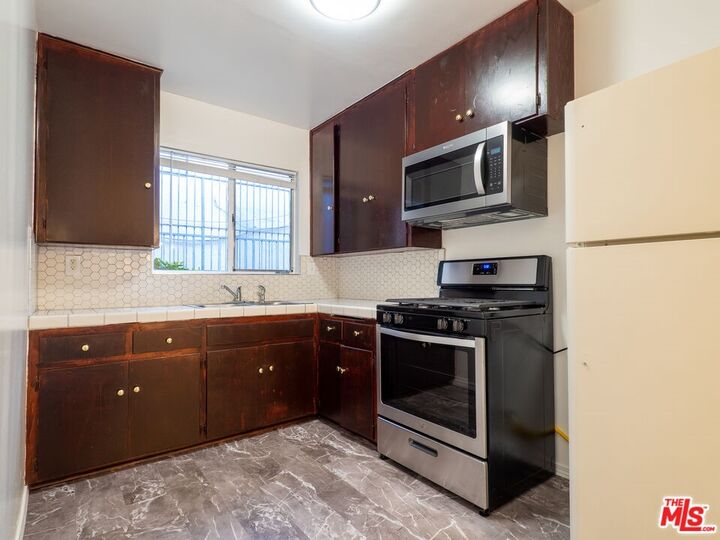 Property Photo:  422 Arnaz Drive 2  CA 90048 