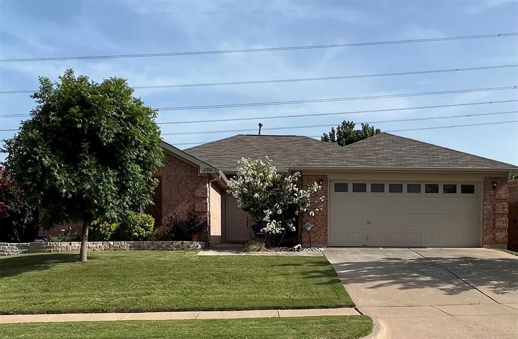 Property Photo: 2206 Green Mere Drive TX 76001