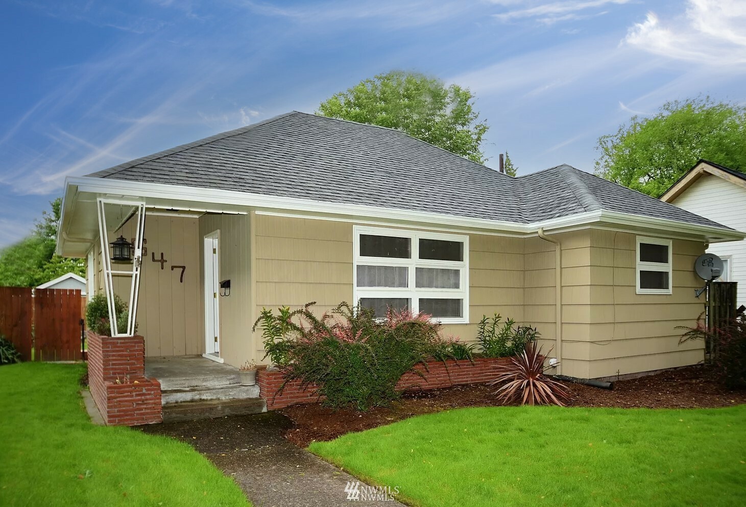 Property Photo:  647 16th Avenue  WA 98632 