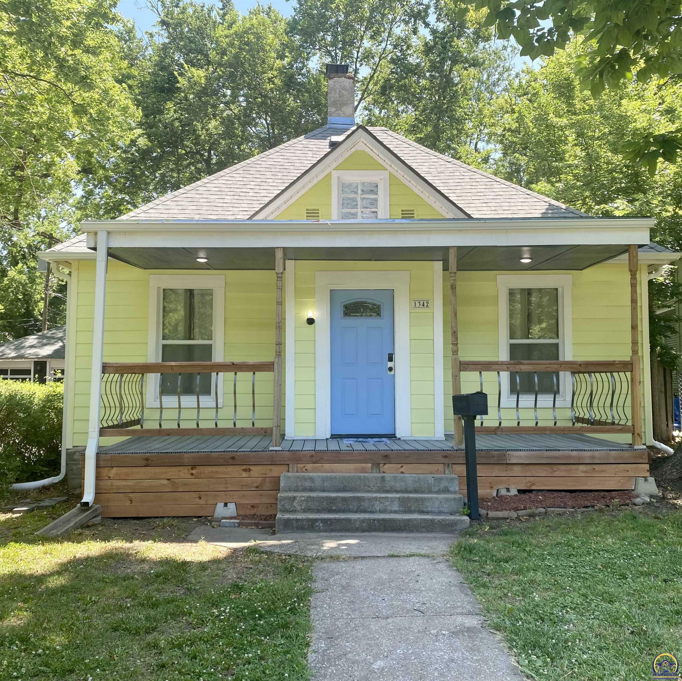 Property Photo:  1342 SW College Ave  KS 66604 