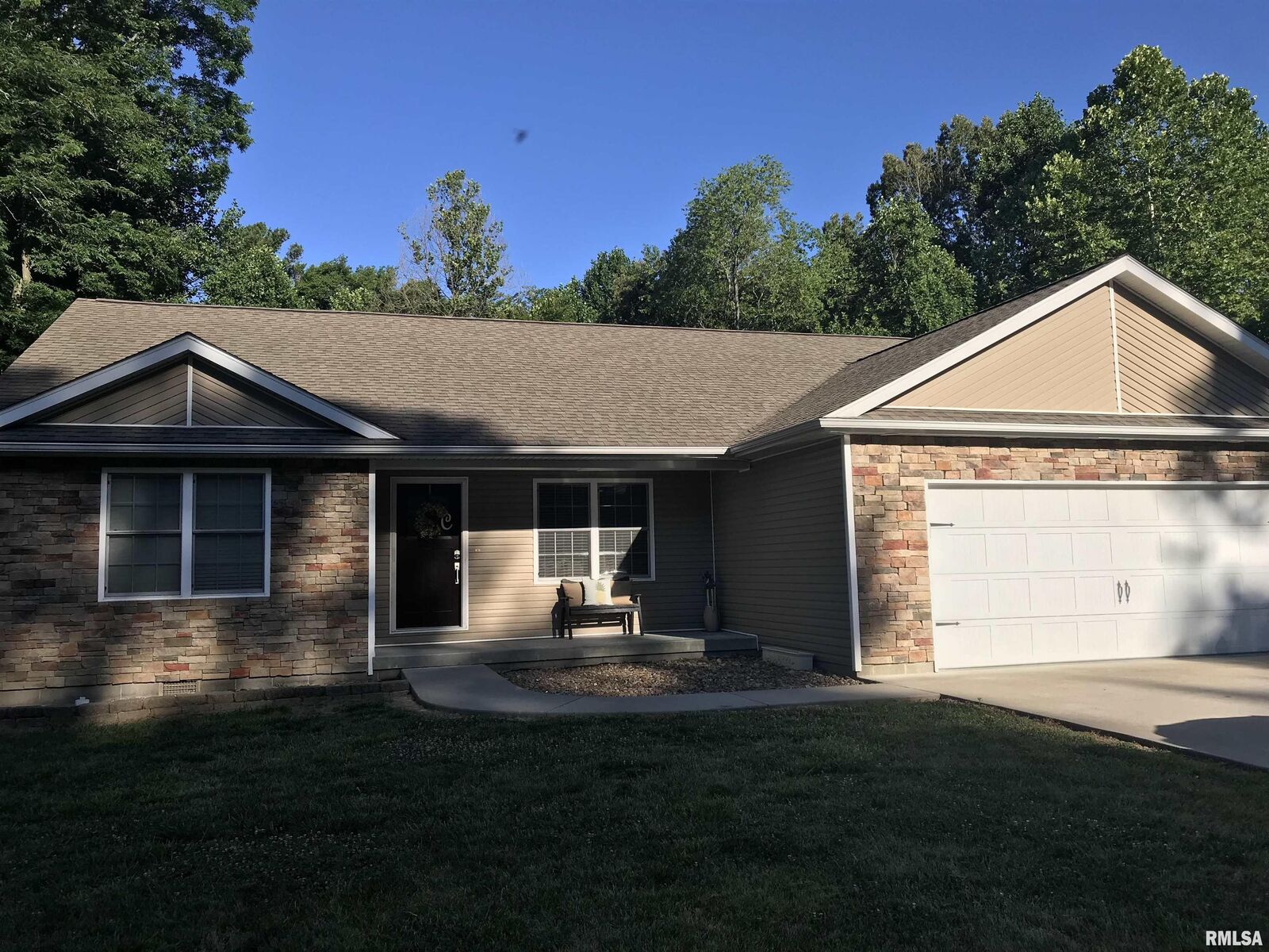 Property Photo: 812 Whitecotton IL 62918