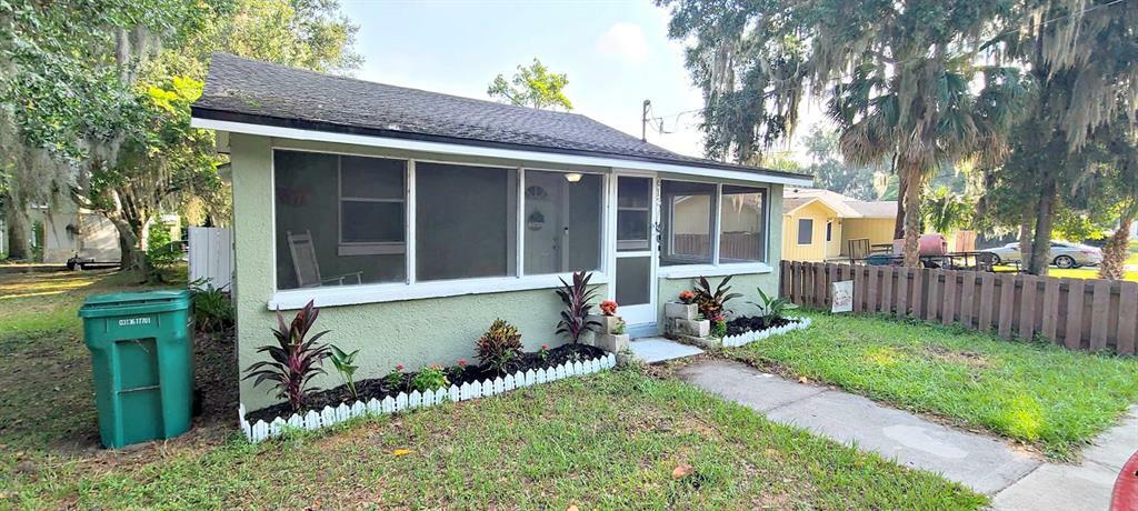 Property Photo:  613 E McDonald Avenue  FL 32726 