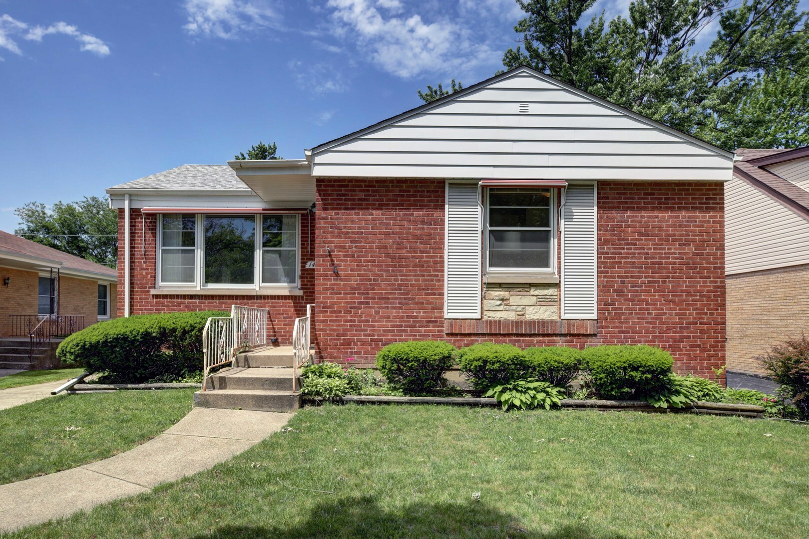 Property Photo:  1412 Suffolk Avenue  IL 60154 