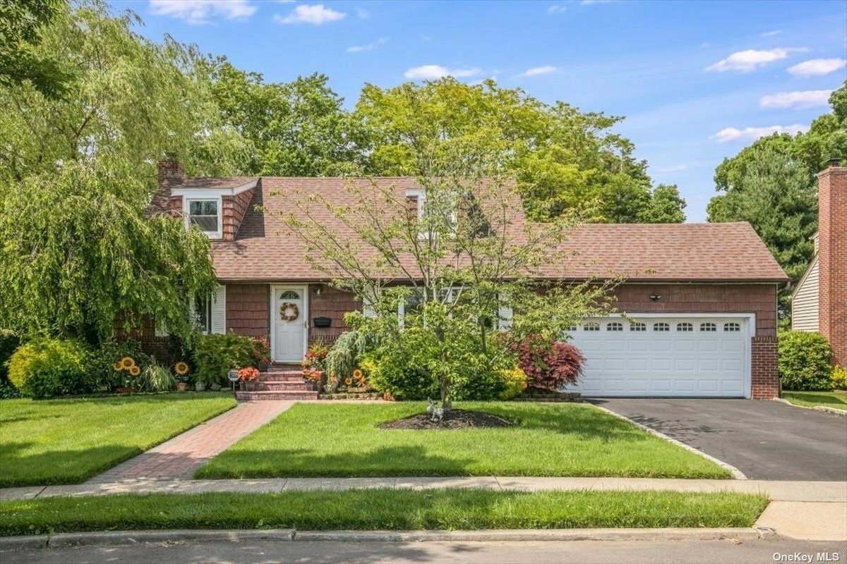 Property Photo:  7 Parkview Circle N  NY 11714 