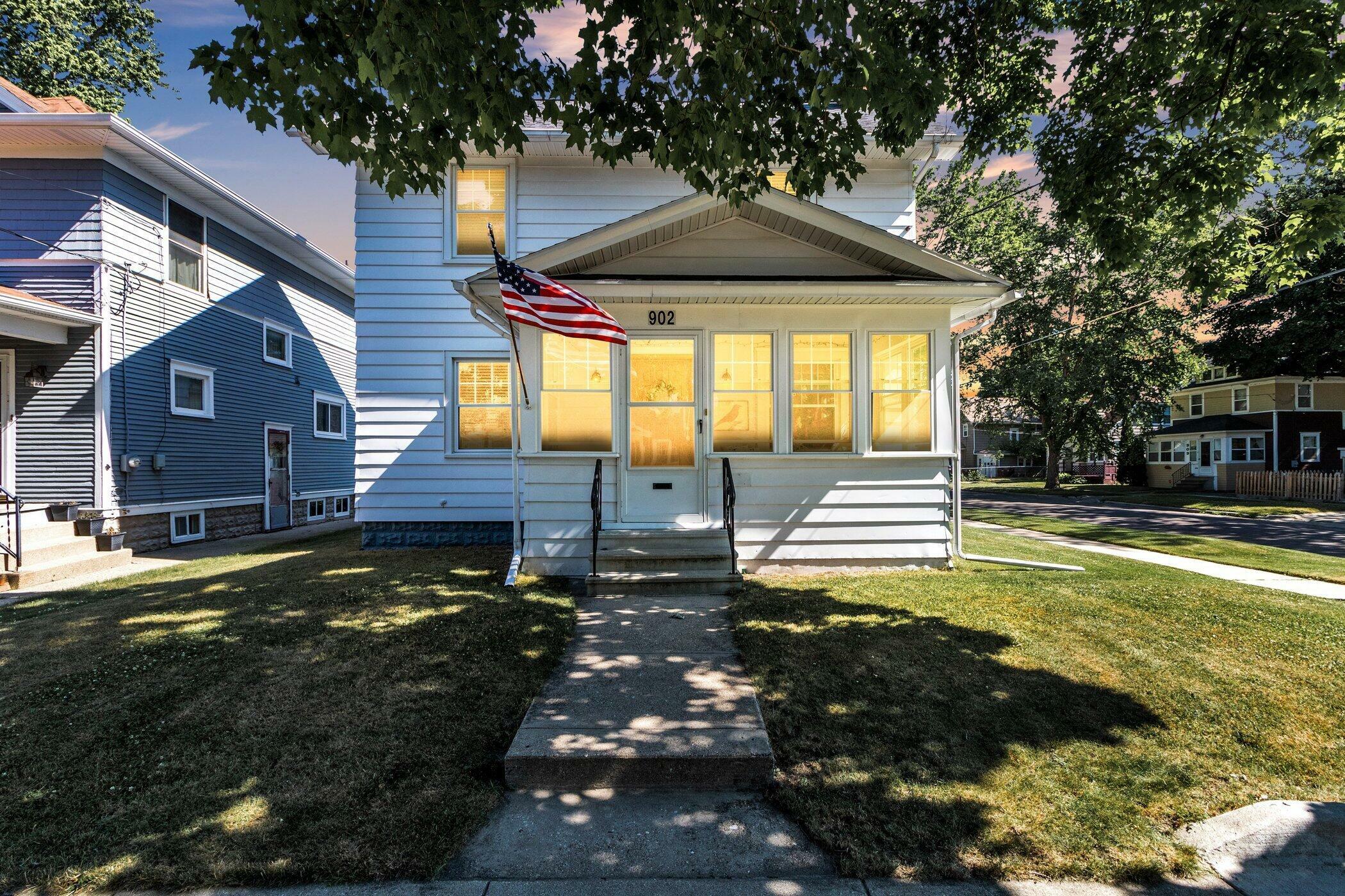 Property Photo:  902 Union Street  MI 49203 