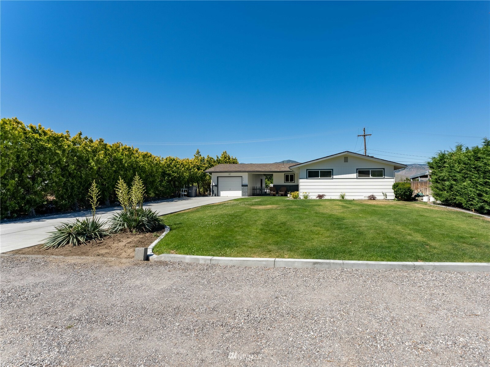 Property Photo:  570 N Darwood  WA 98802 