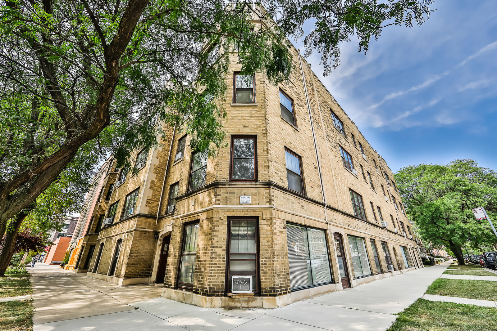 Property Photo:  1706 W Cornelia Avenue 1  IL 60657 