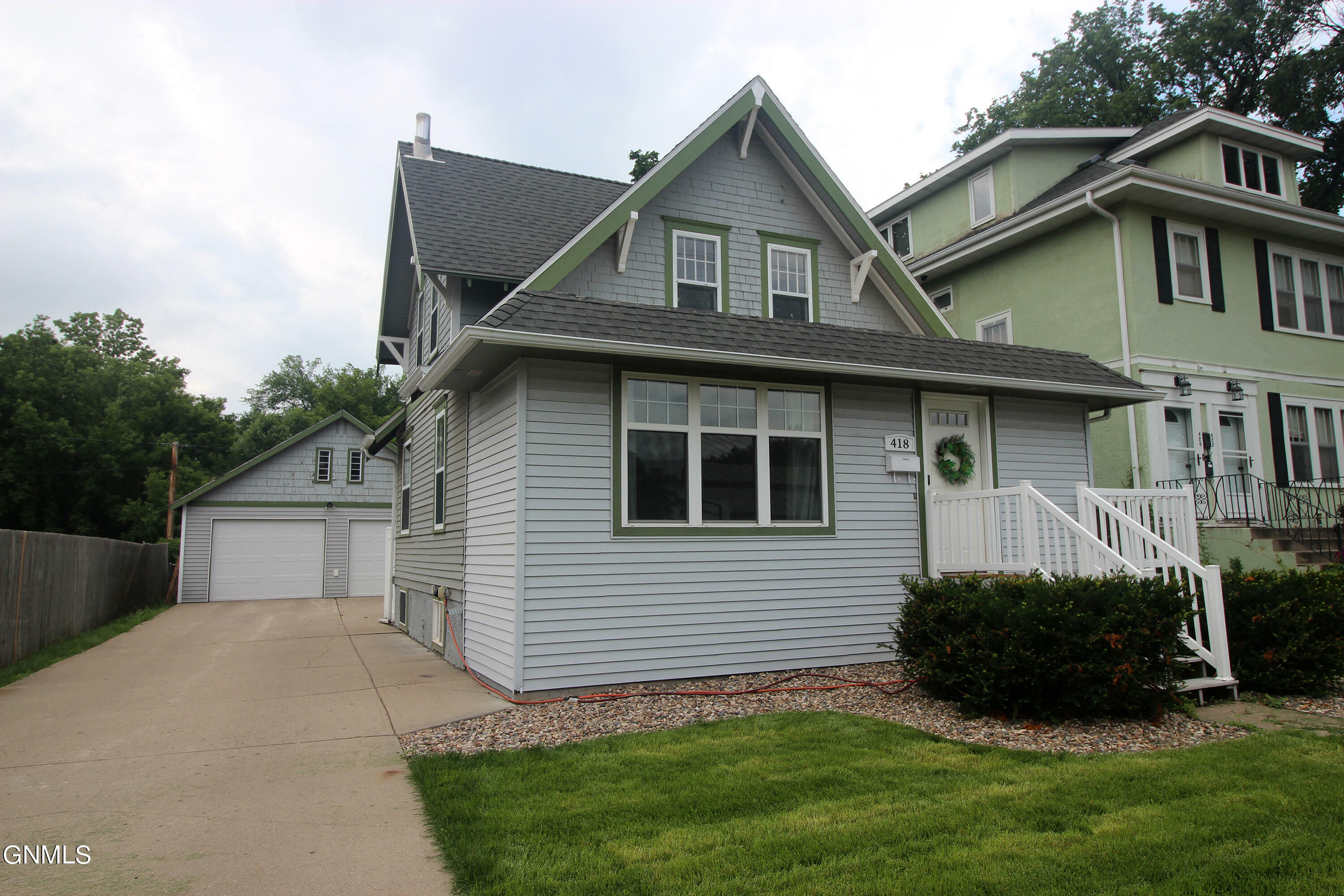 Property Photo:  418 Hannifin Street  ND 58501 