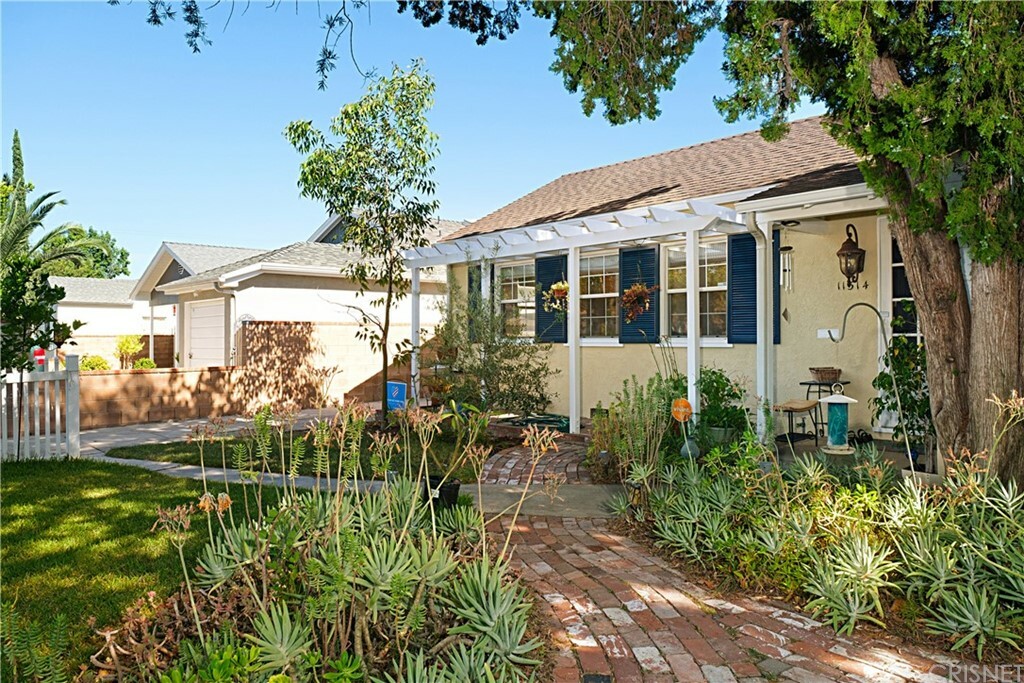 Property Photo:  11314 Delano Street  CA 91606 