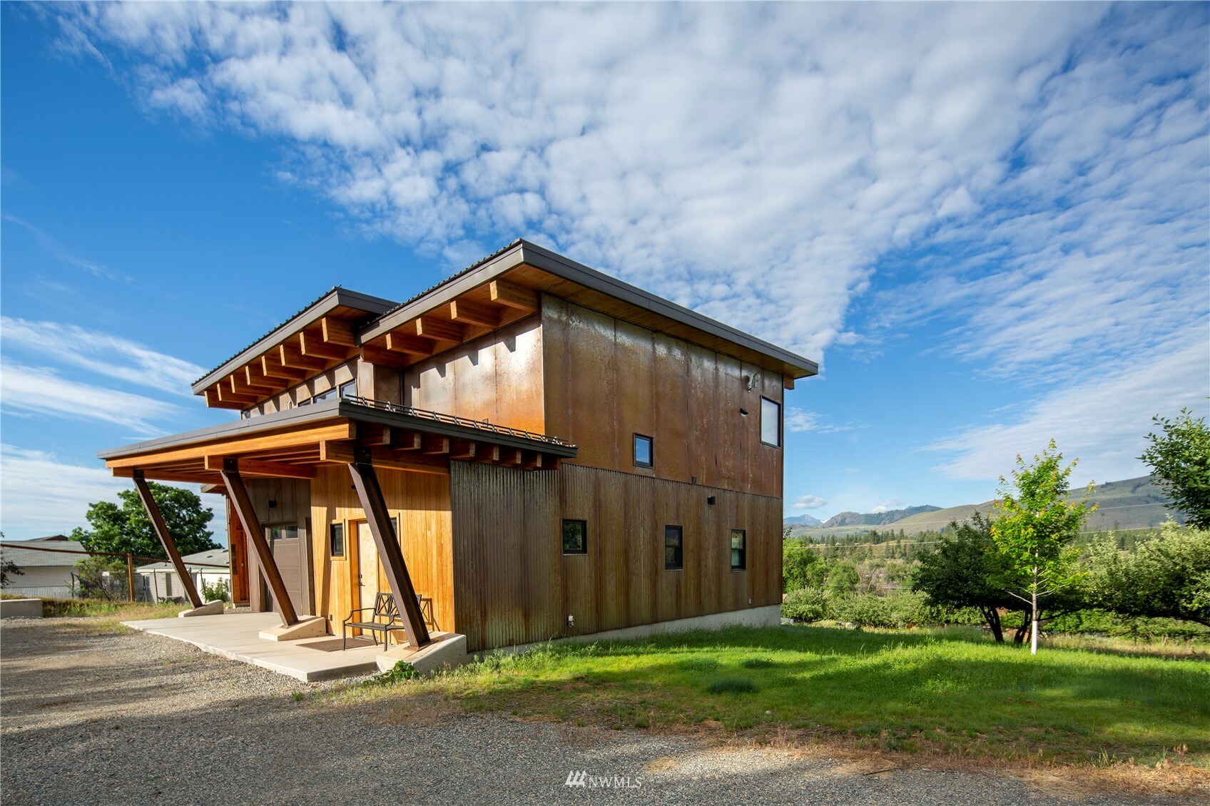 Property Photo:  415 Perry Street  WA 98862 