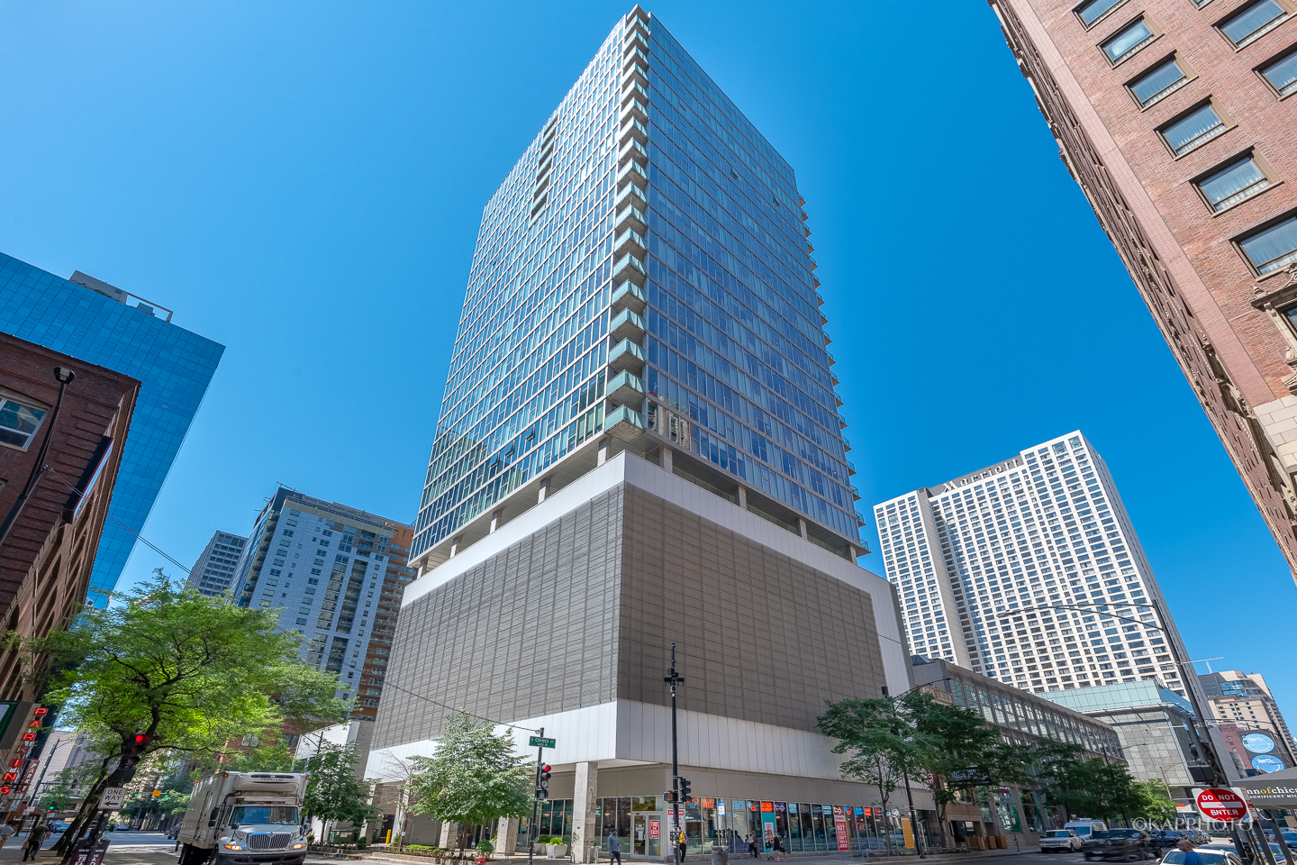 Property Photo: 550 N Saint Clair Street 1905 IL 60611