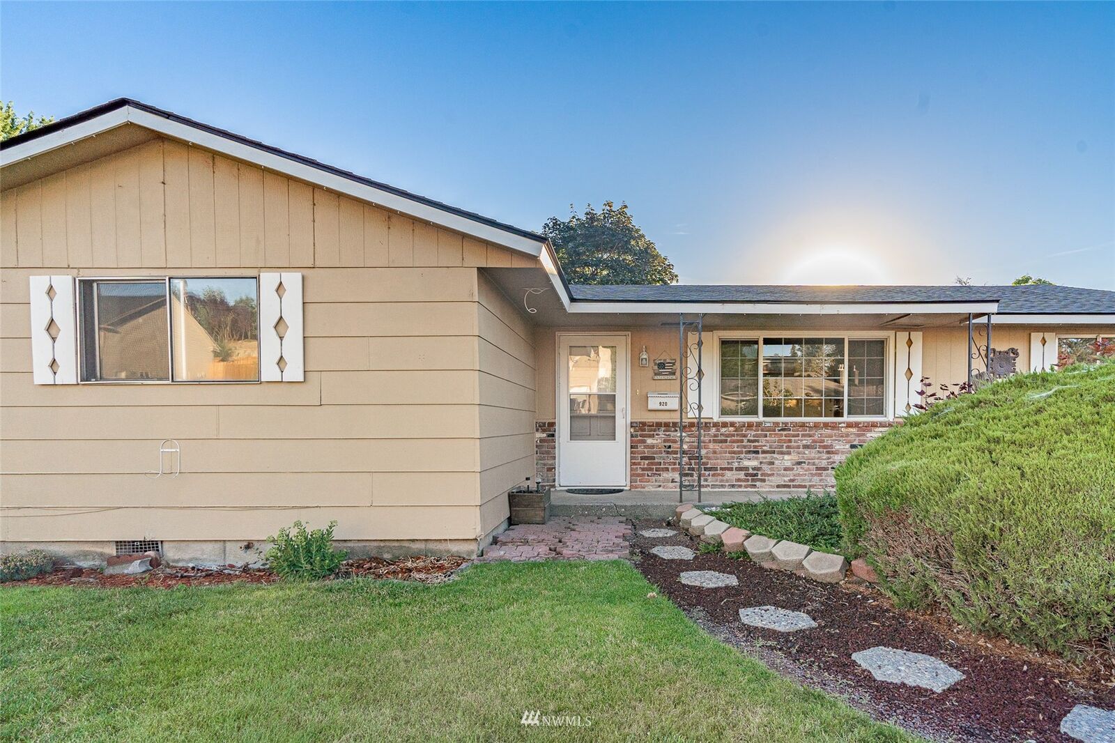 Property Photo: 920 S Garden Drive WA 98837