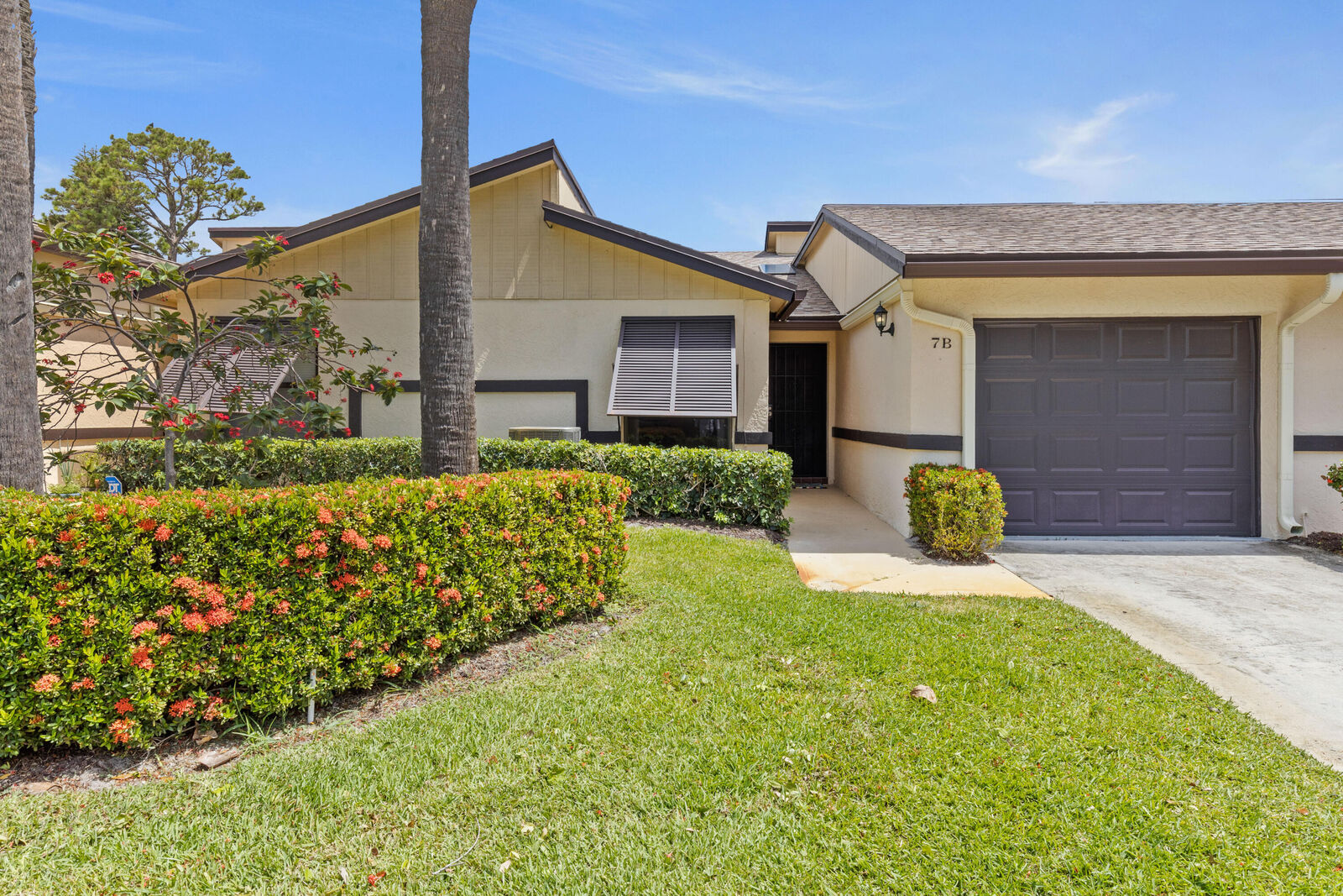 Property Photo:  7 Ridge Pointe Drive B  FL 33435 