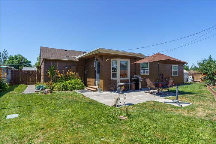 Property Photo: 1418 W Craig Street WA 98837