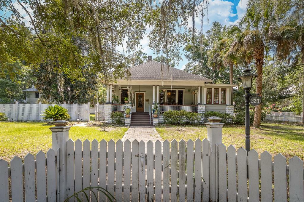 Property Photo:  320 NE 7th Street  FL 32601 