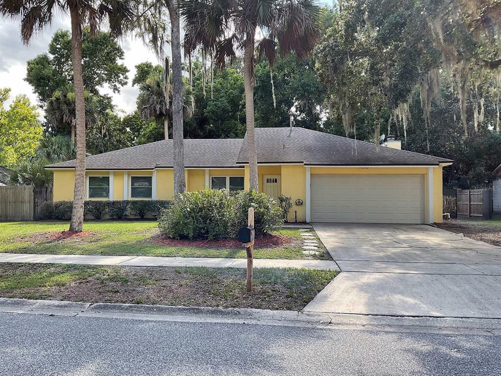 Property Photo:  242 Oak Rd  FL 32708 