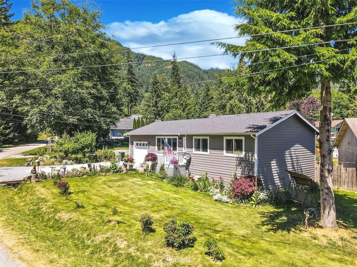 Property Photo: 514 Summit Place WA 98284