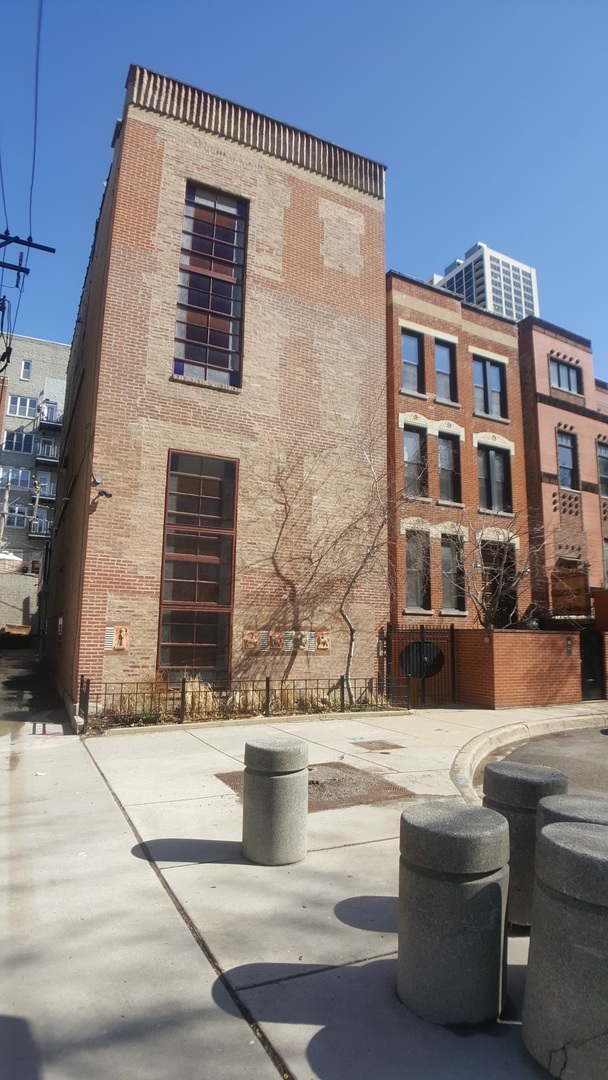 Property Photo: 160 W Burton Place 2F IL 60610