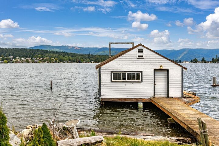 Property Photo: 1824 Lakeside Avenue WA 98229
