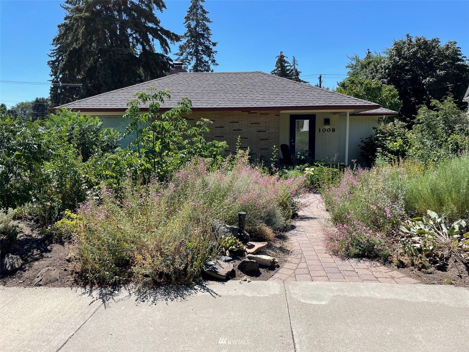 Property Photo: 1008 E 2nd Avenue WA 98926