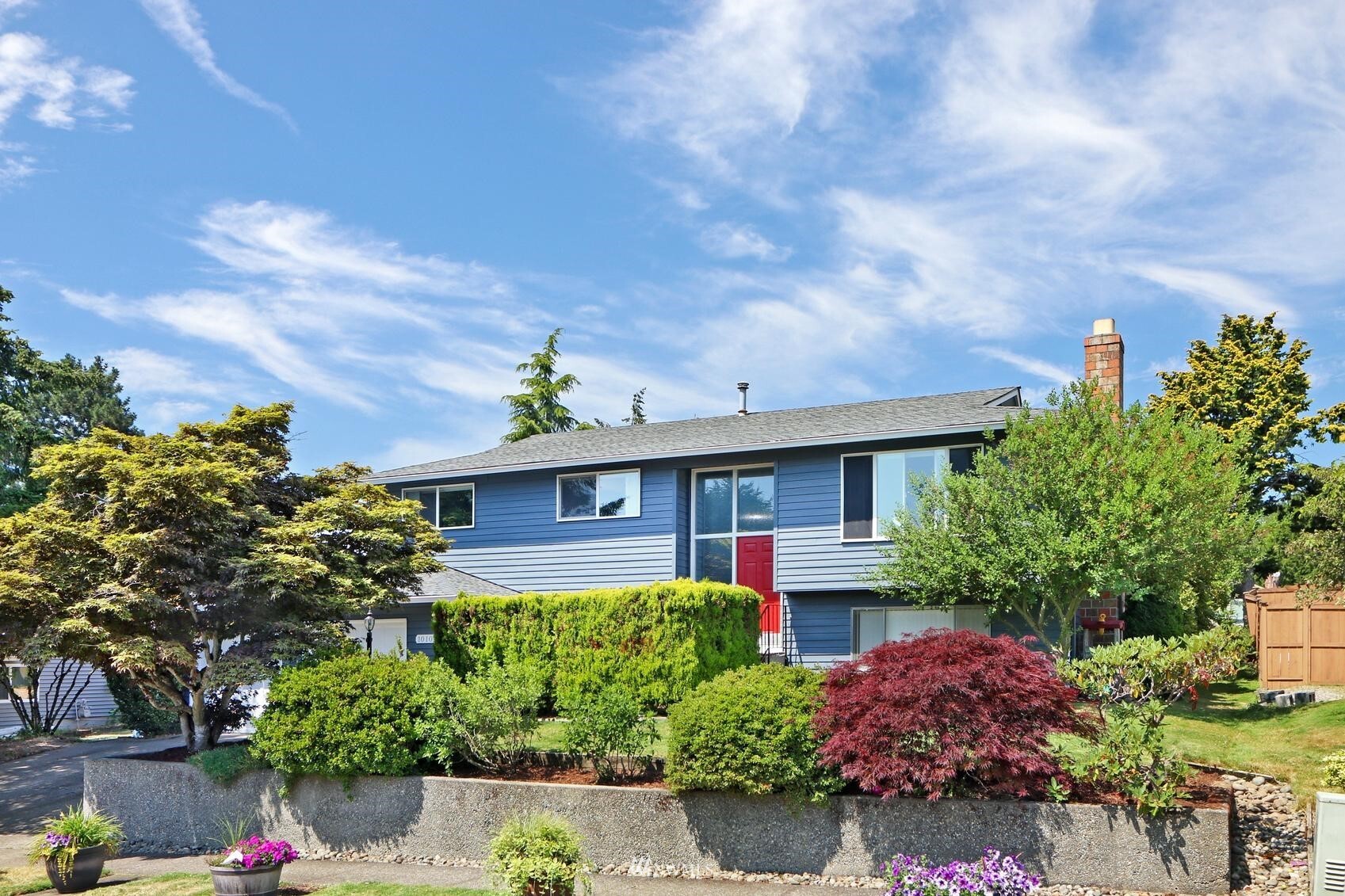 Property Photo: 1010 S 31st Court WA 98055