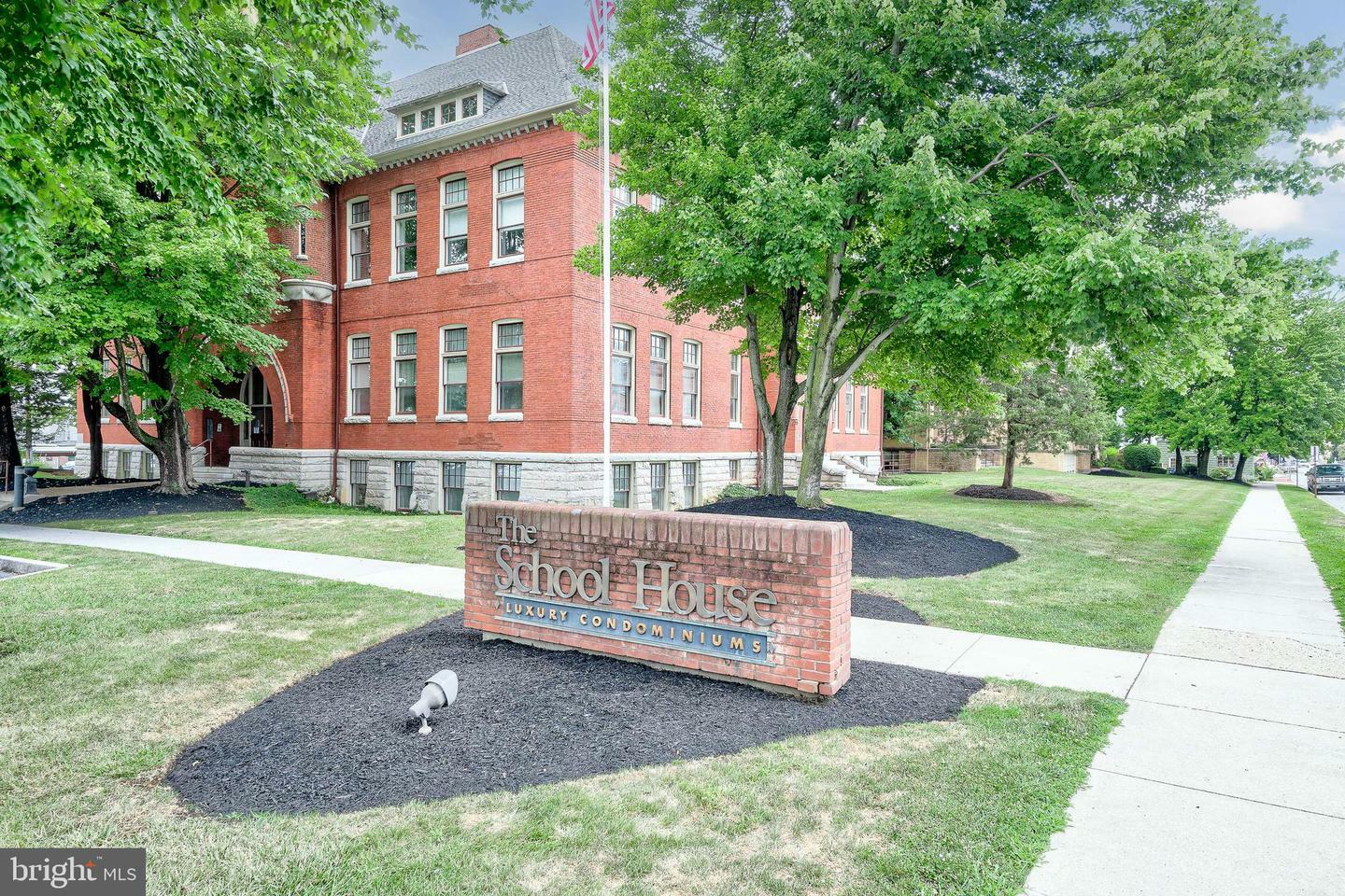 Property Photo:  133 W Locust Street 114  PA 17055 