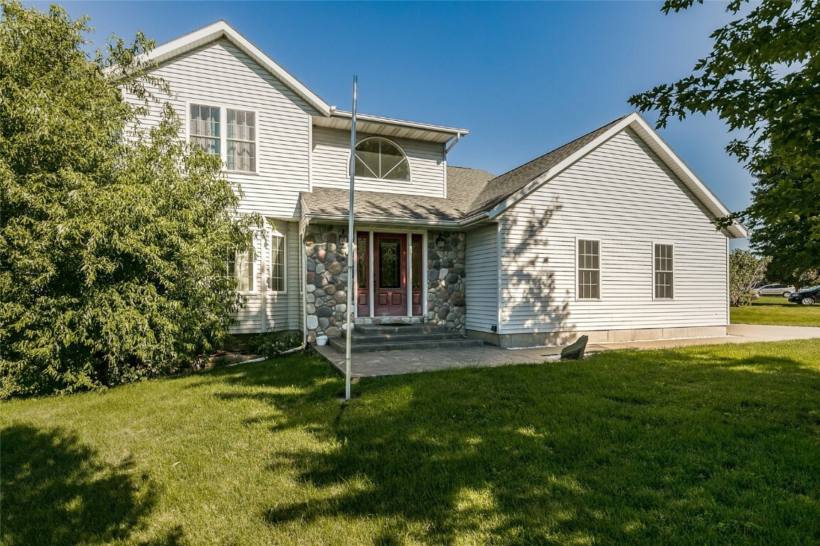 Property Photo:  605 Richland Avenue  IA 52345 