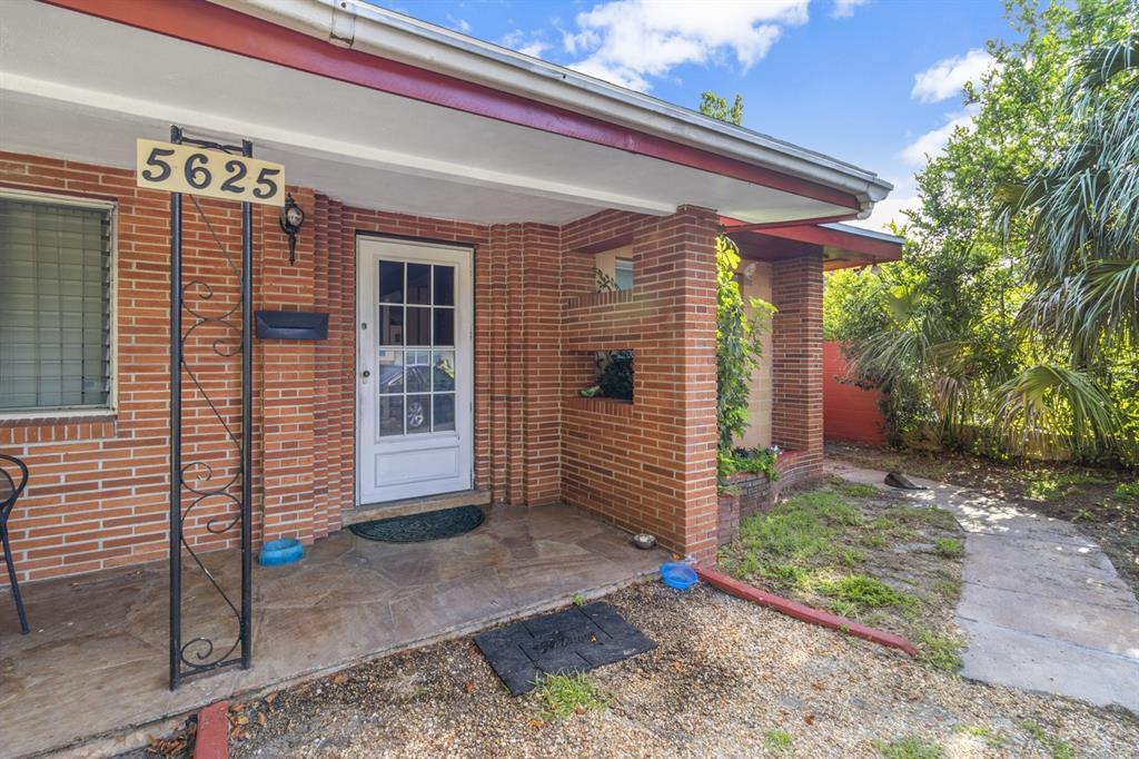 Property Photo: 5625 Dartmouth Avenue N FL 33710
