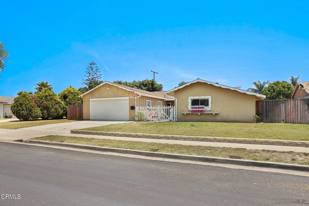 Property Photo:  466 Merritt Avenue  CA 93010 