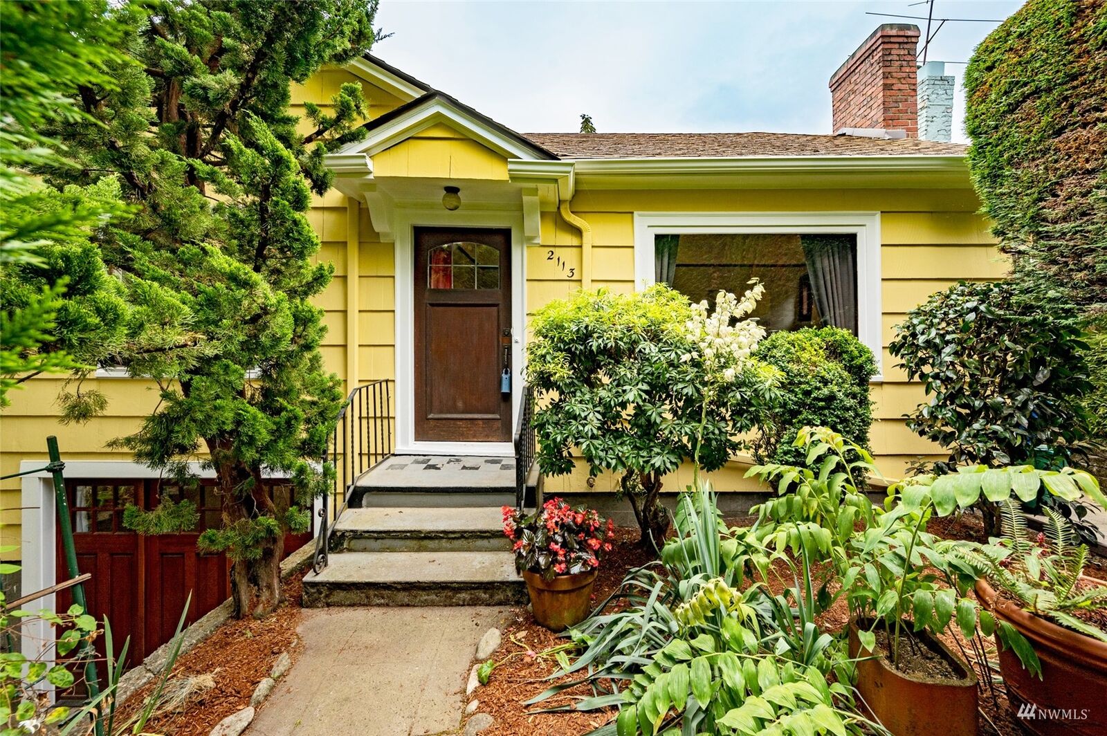 Property Photo: 2113 N 40th Street WA 98103