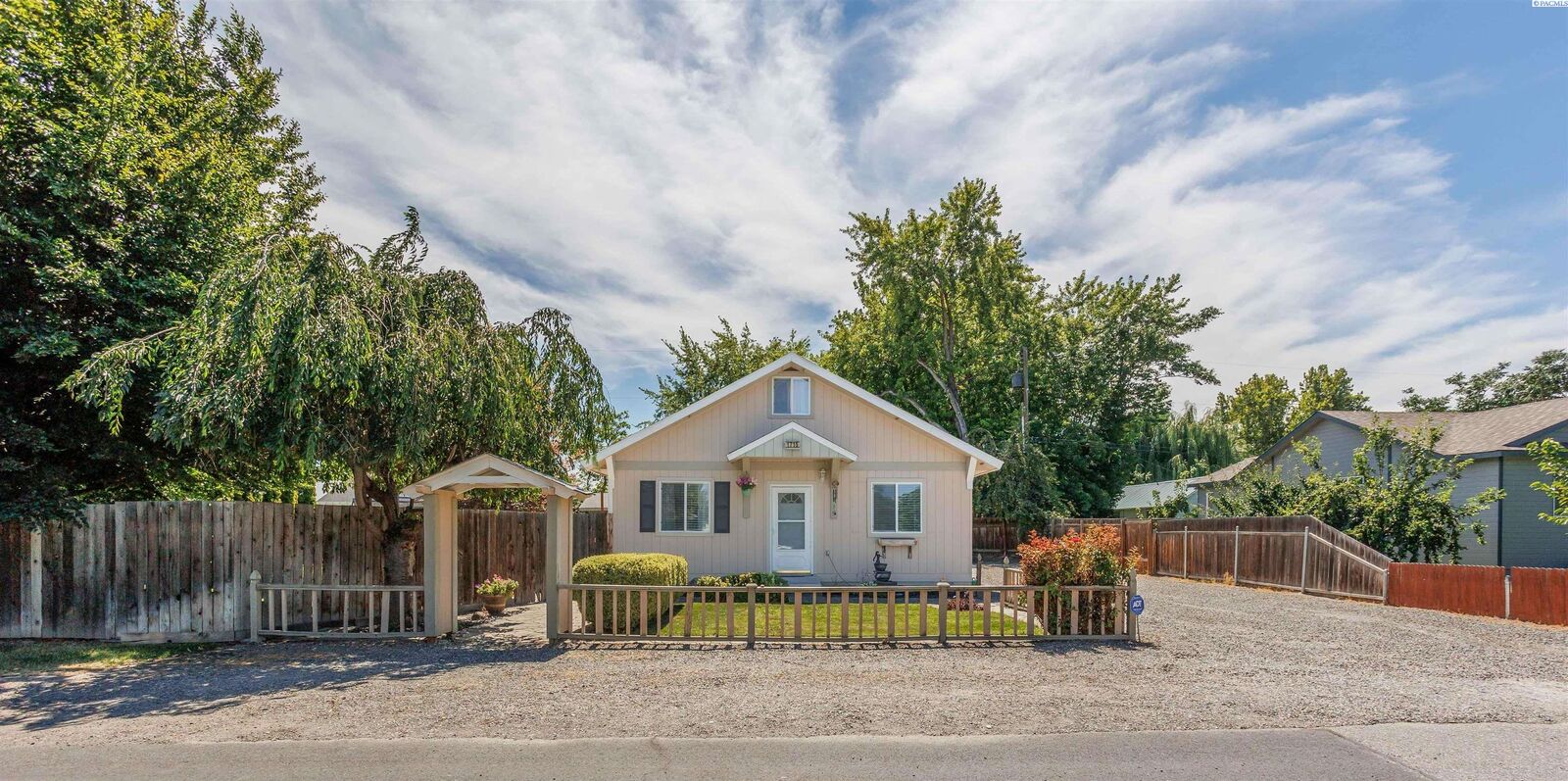 Property Photo:  1715 W 21st Ave  WA 99337 