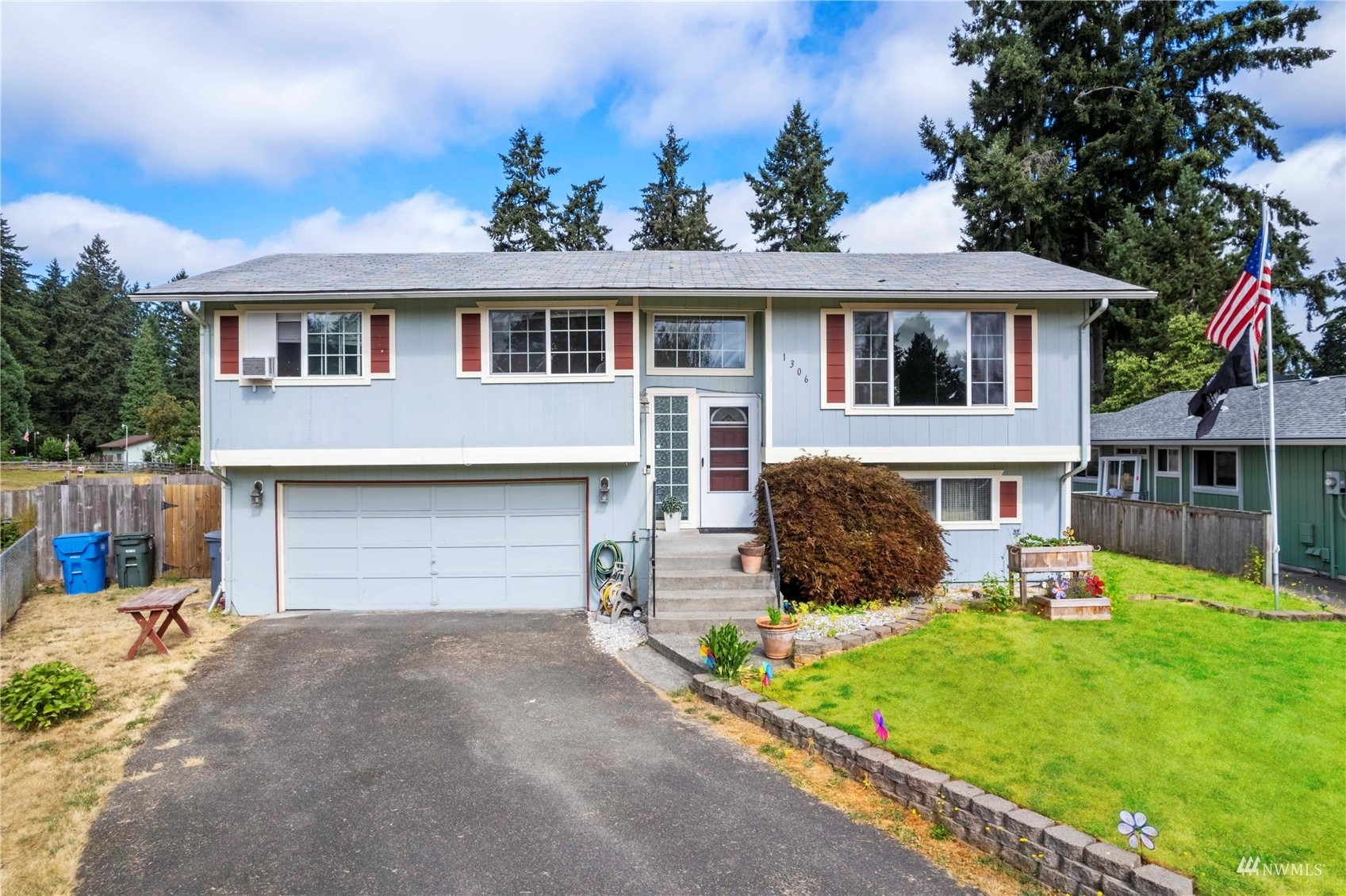 Property Photo:  1306 Sherwood Court E  WA 98445 