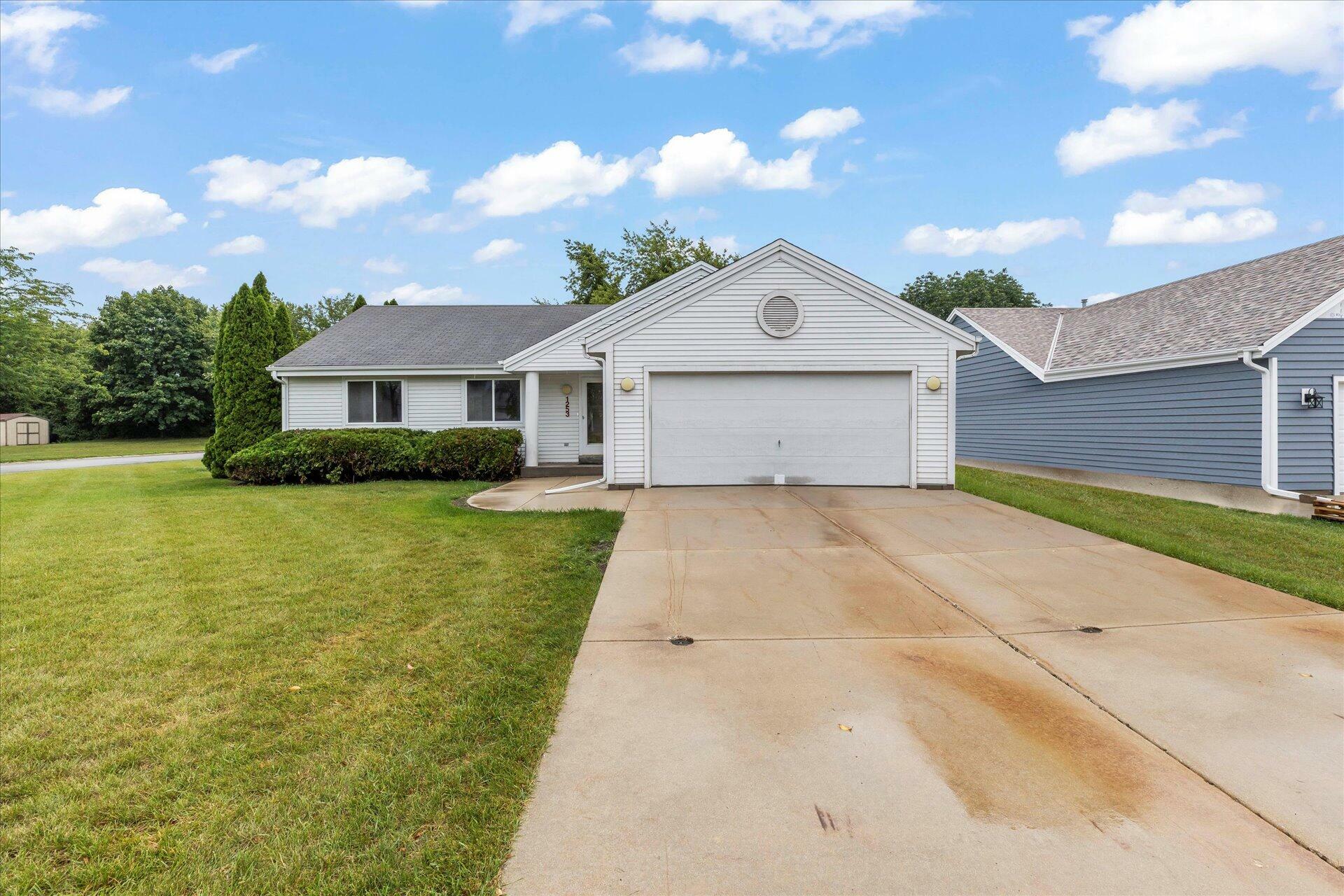 Property Photo:  1253 River Park Cir E  WI 53149 