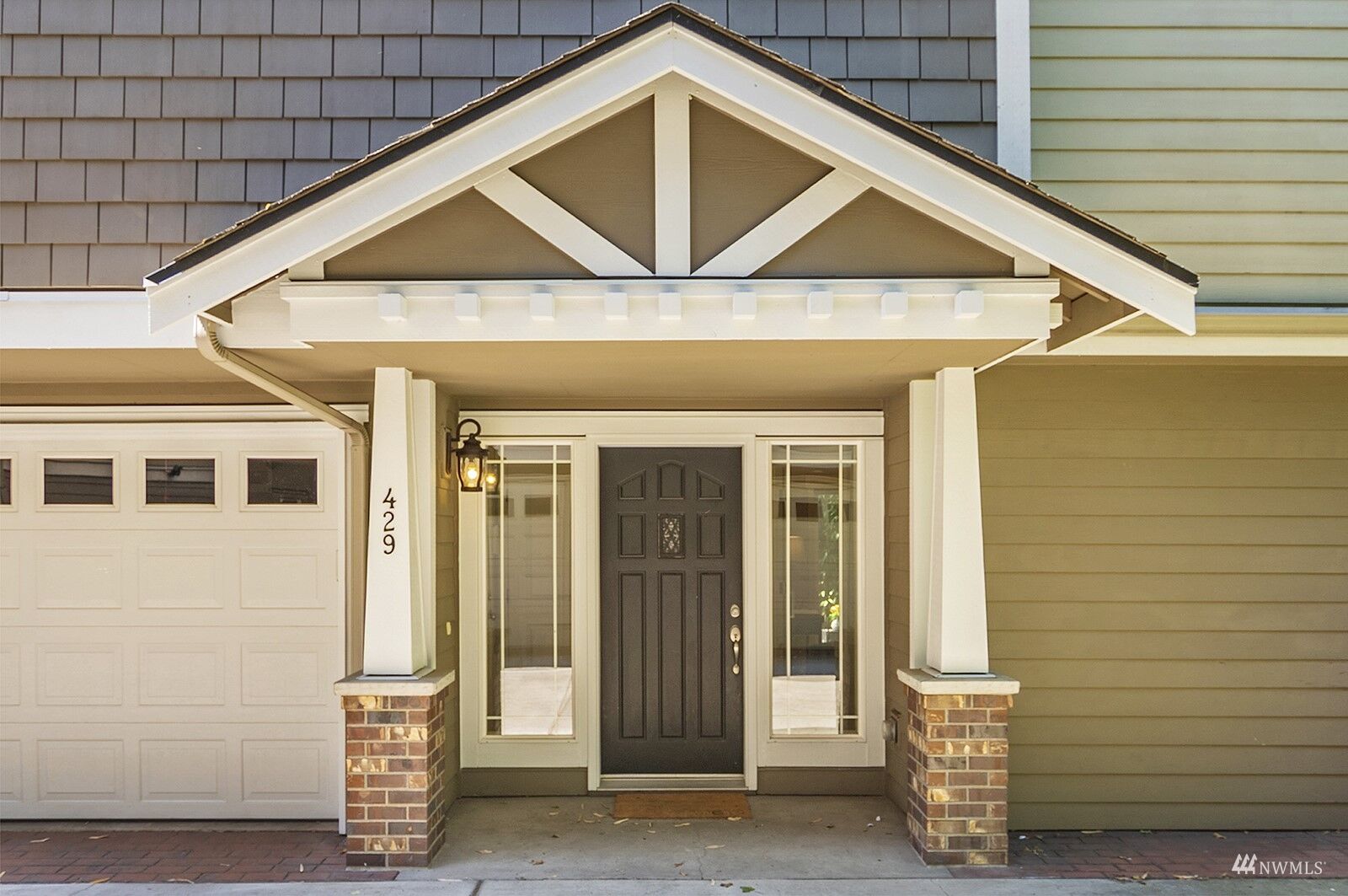 Property Photo:  429 Federal Avenue E  WA 98102 