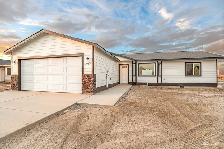 Property Photo: 827 E Cascade Street WA 99344