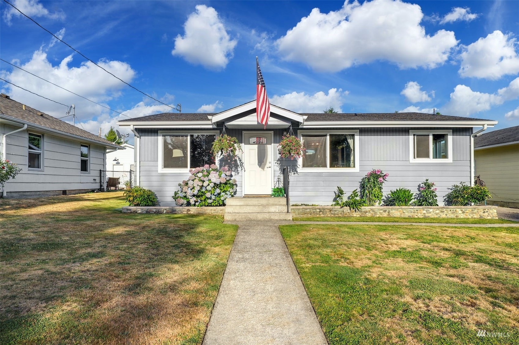 Property Photo:  215 Avenue F  WA 98290 