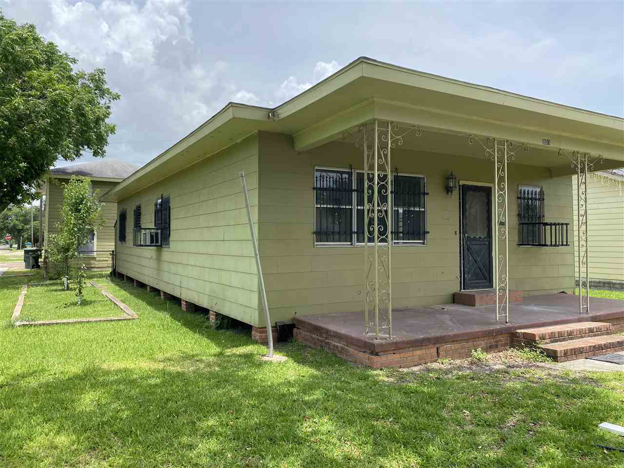 Property Photo:  801 E 11th St  TX 77641 