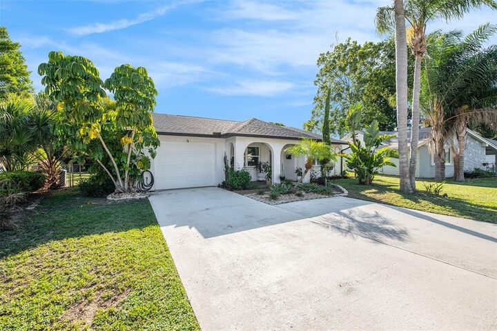 Property Photo:  12207 Partridge Hill Row  FL 34667 