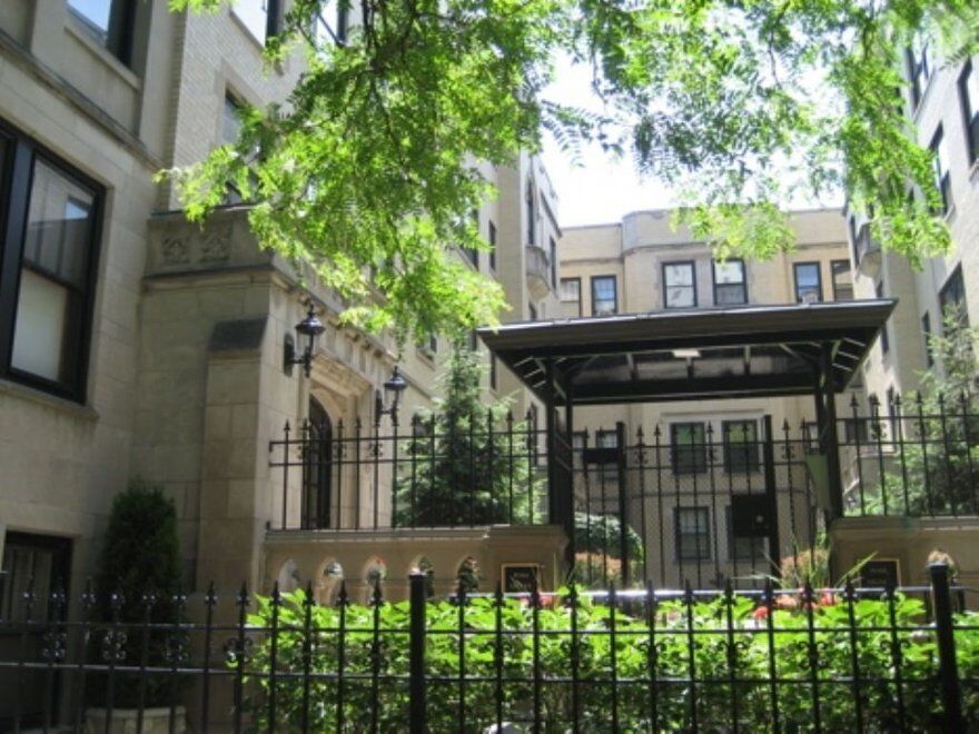 Property Photo: 3602 N Pine Grove Avenue 4C IL 60613