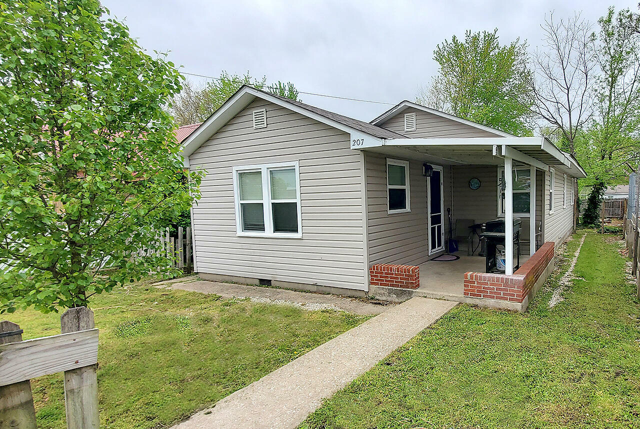 Property Photo:  207 W Wall St  MO 65284 