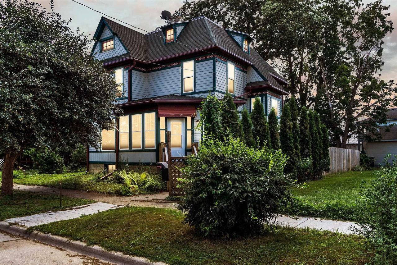 Property Photo: 206 Linn St WI 53548