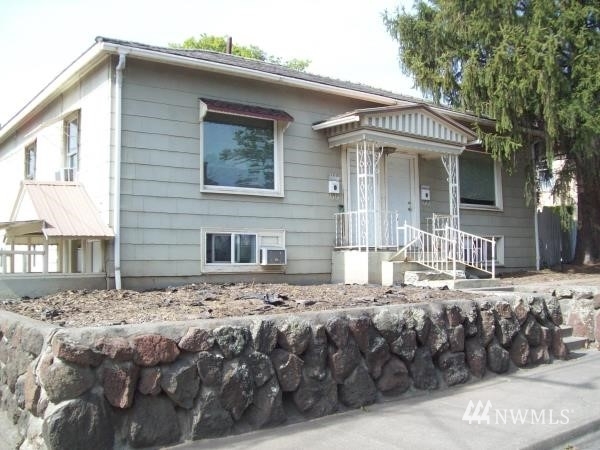 Property Photo:  249 1/2 E Poplar Street  WA 99362 