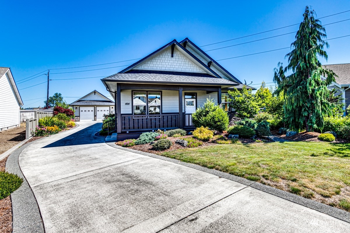 Property Photo:  404 E Willow Street  WA 98382 